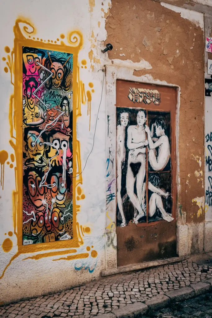 Street art coloré sur un mur à Lagos, Portugal, ambiance artistique et urbaine.
