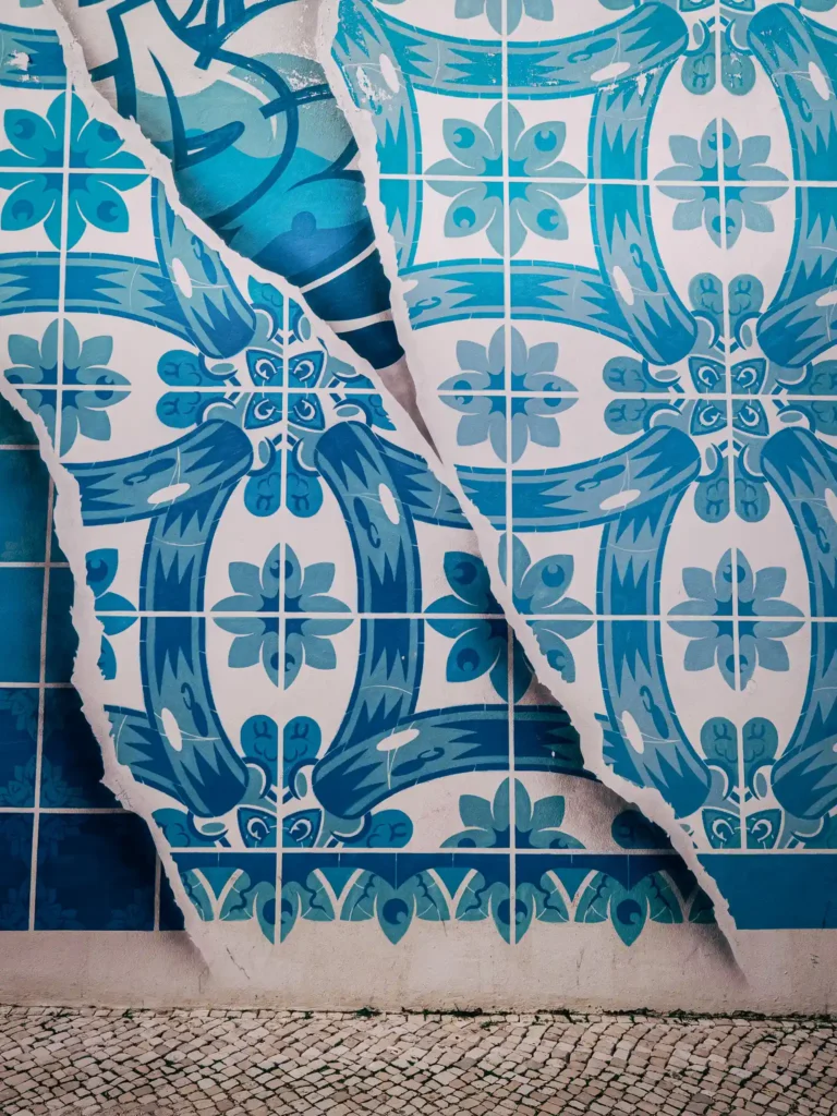Azulejos bleus traditionnels sur un mur à Lagos, Portugal, motifs géométriques, ambiance artistique et culturelle.