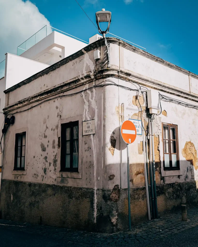 Rue pittoresque de Lagos, Portugal, avec bâtiment ancien sous ciel bleu, ambiance paisible et ensoleillée.