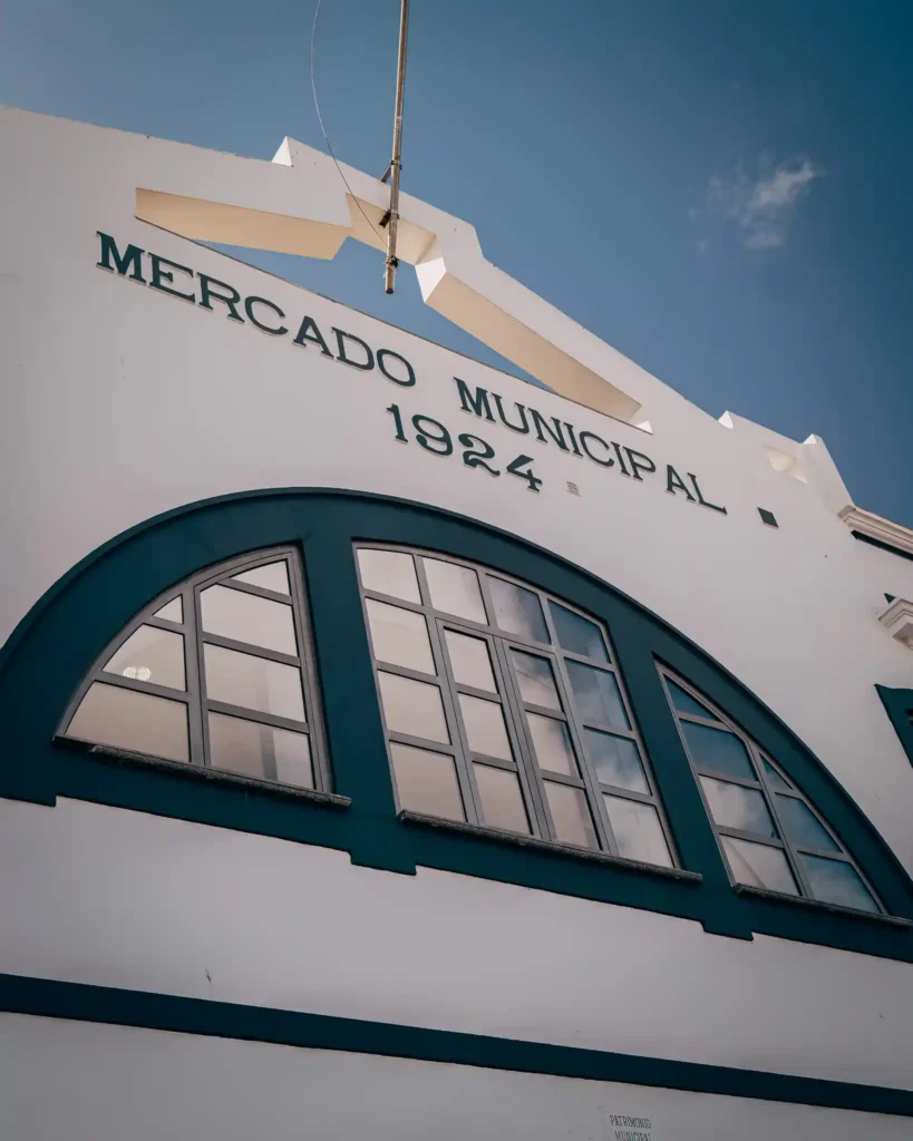 Marché municipal de Lagos, Portugal, façade blanche et bleue sous un ciel bleu clair.