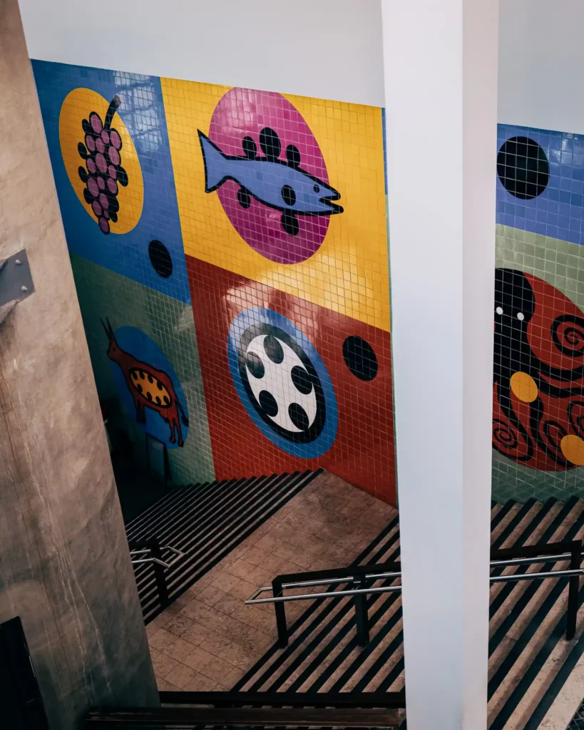 Escalier coloré avec mosaïques vibrantes à la gare de Lagos, Portugal, ambiance artistique et moderne.