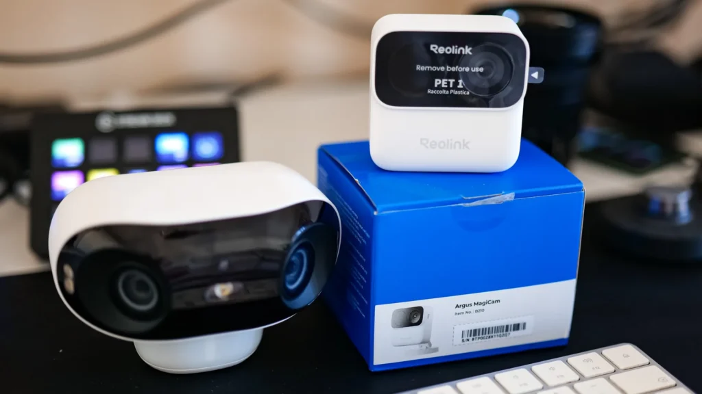Reolink Argus MagiCam compared in size to the Reolink Argus 4 Pro