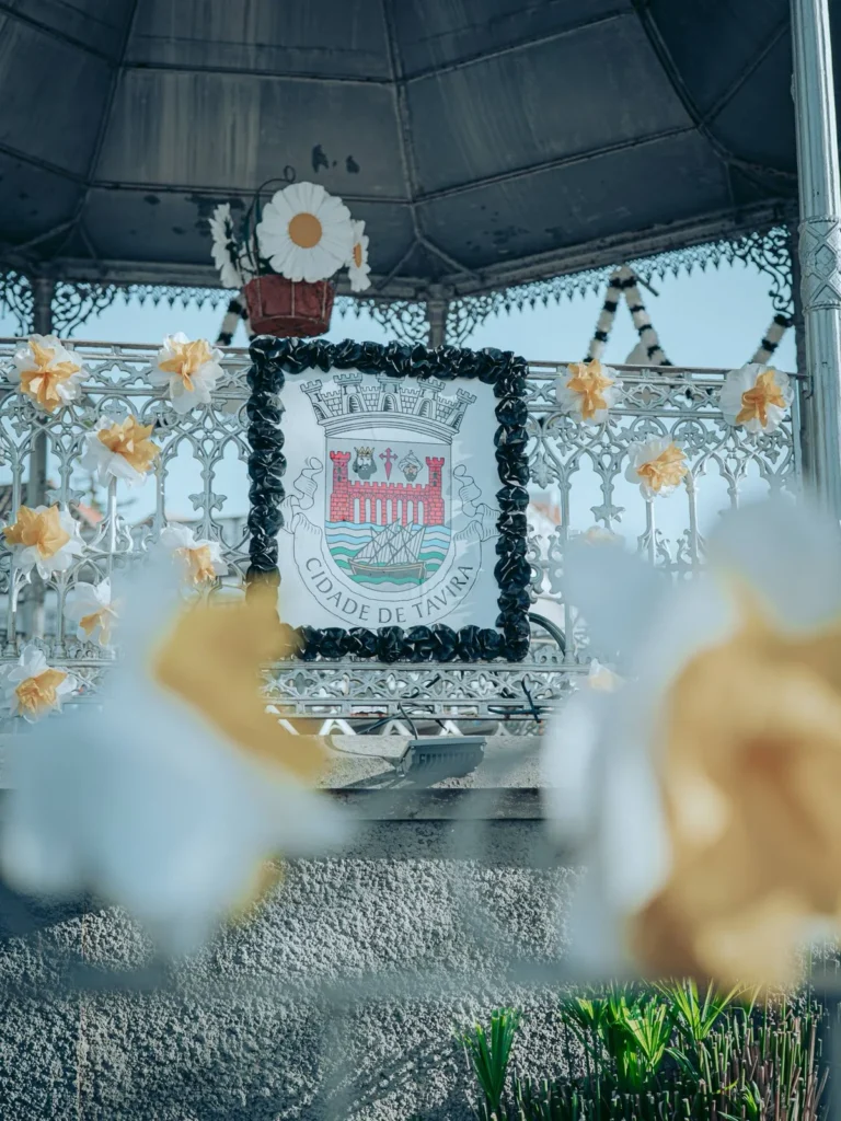 Decorated music kiosk and Cidade de Tavira crest for the São João festival