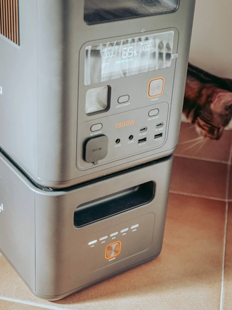 Aferiy Nomad 1800 Pro + P180-B in operation: the screen shows 65% and reminds of the 1800 W (the power does not increase with the extension), with the USB-C PD 140W, USB-A, and 12V ports; the P180-B adds capacity below.