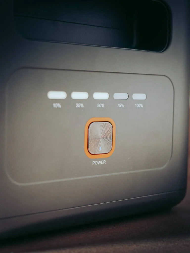 Aferiy P180-B extension battery macro: its LED charge gauge (10-25-50-75-100%) and its orange POWER button, the extension manages its own charge.