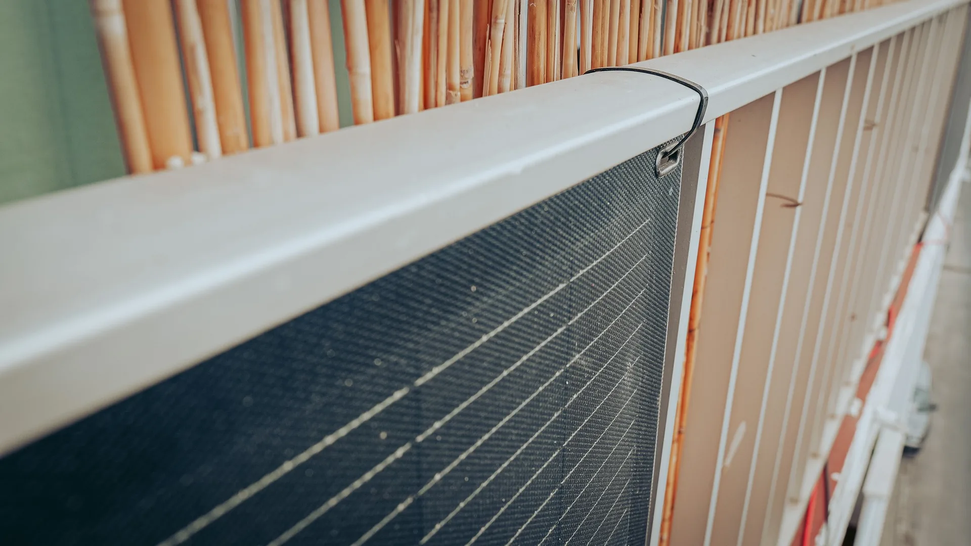 AllPowers SF200 Flexible Solar Panel (200 W) mounted on a balcony railing with rilsan ties. Lightweight and slim, it can be placed and oriented towards the sun without fixed installation.