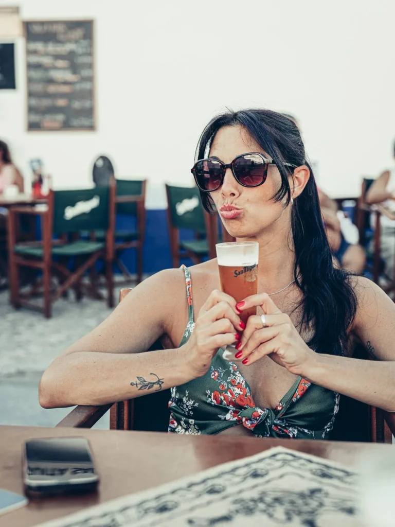 Caroline on the terrace at Bodeguita Salinas in Tavira, refreshing drink, sunglasses, summery atmosphere in the Algarve.