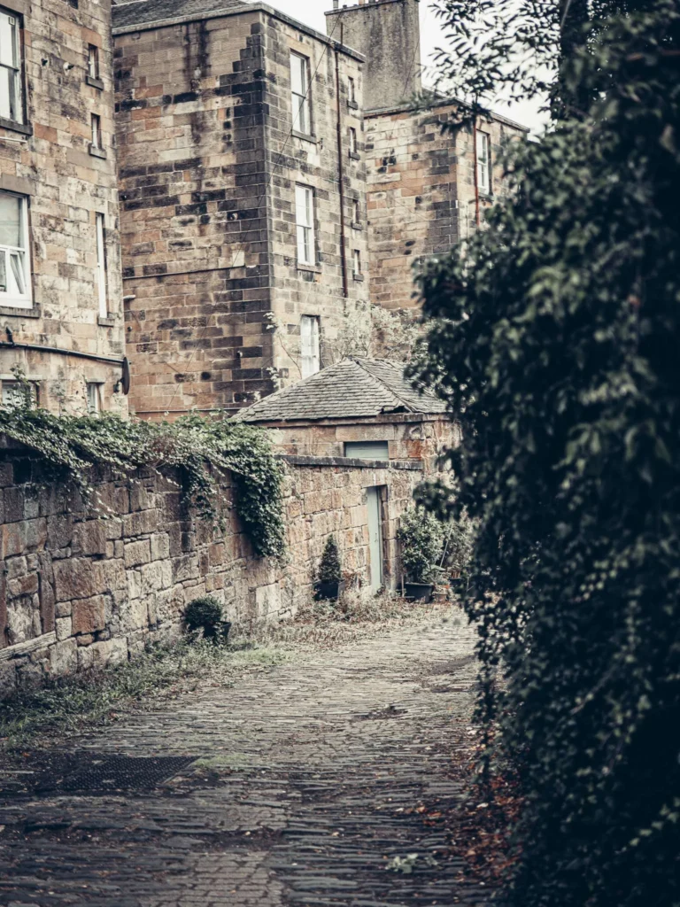 Park Circus Lane, in Glasgow: grey cobbles, walls of very large stone blocks marked by time, and climbing plants. Xavier sums the street up in one phrase: sad and beautiful at the same time.
