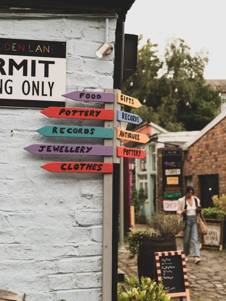 Caroline walks in The Hidden Lane, in Glasgow, along the colorful signs that indicate the different workshops. It was Caroline's friend who told them about this micro-neighborhood of artists, which they hadn't planned to visit.