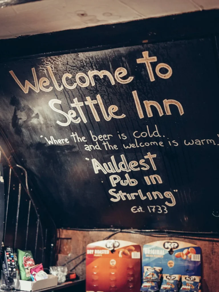 Wall inscription of the Settle Inn, in Stirling, which recalls its status as the oldest pub in the city, founded in 1733.